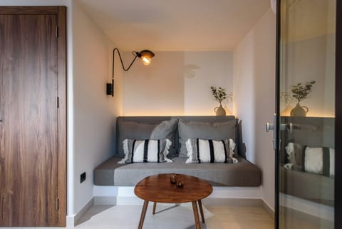 Junior Studio Suite, Private Pool | Hypo-allergenic bedding, Tempur-Pedic beds, in-room safe, soundproofing