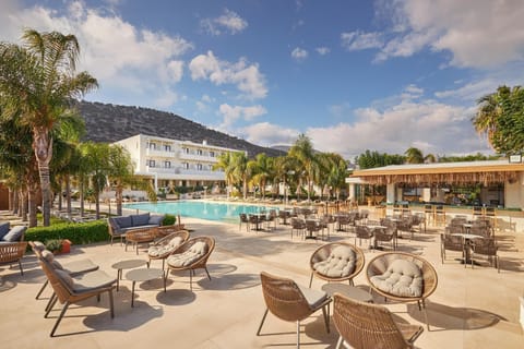 2 bars/lounges, 2 beach bars, poolside bar