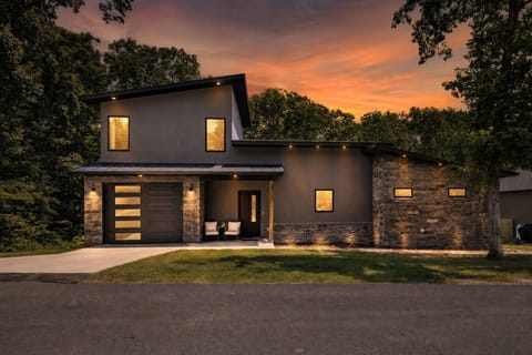 Modern Bella Vista, AR chalet near Oz Trails mountain biking — golden-hour exterior