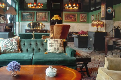 Lobby lounge