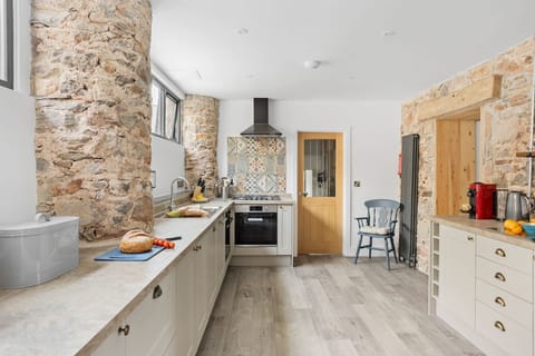 The kitchen with a stovetop, oven and tea and coffee making facilities - The Linhay