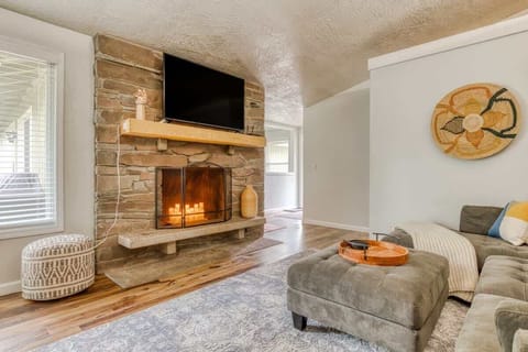 With warm, creative, and contemporary interior design and furnishings, and quick and easy access to everything around town, this home offers guests a fun-filled vacation for the entire family.