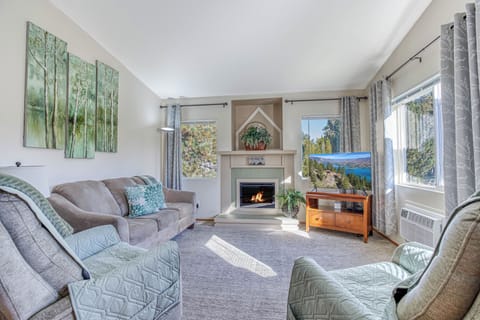 Double rocking recliners, Smart TV, Fireplace and views galore!