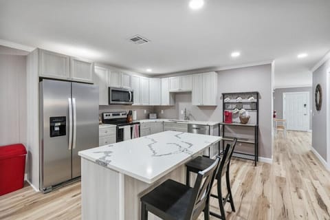 Full Kitchen with Island seating