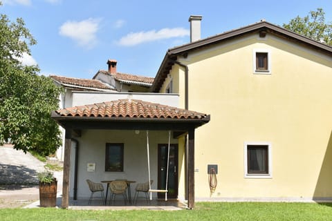 Small House Vipava valley with big garden.