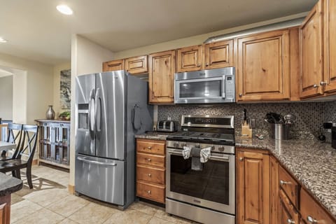 Vacation Rentals in Park City at Bear Hollow Village 5477 L: Fully-equipped kitchen