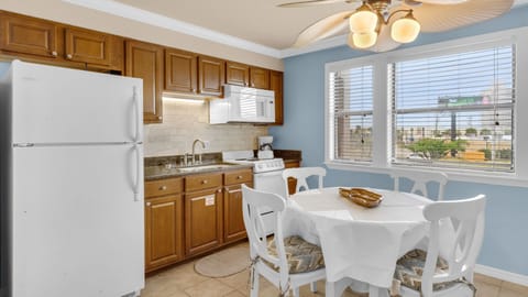 STQ1208A Kitchen Area