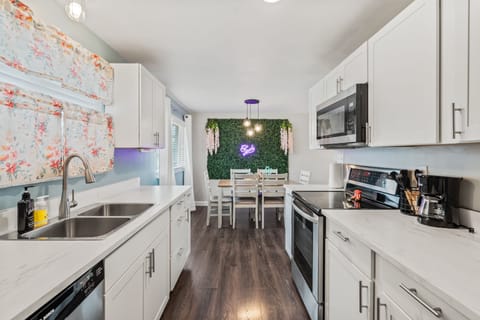 Dolly Haven's kitchen and eat-in area offering a delightful space for guests.