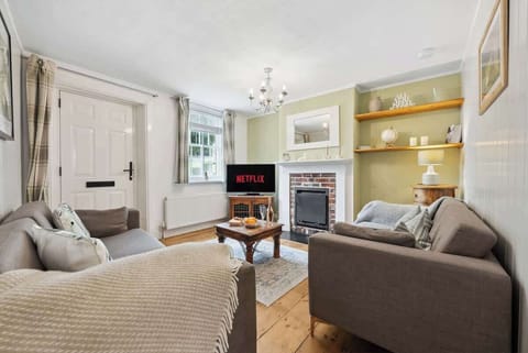 Relax with family in the cosy living area at Blue Puffin Stays Short Lets & Serviced Accommodation, with a comfy sofa and a flat-screen TV with Netflix for the perfect unwind after a day of exploring.