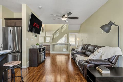 Beautiful, modern & luxurious Living space, 65` TV, Netflix