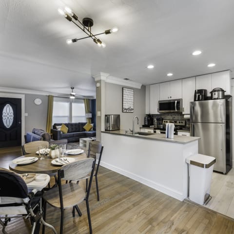 House | 4 bedrooms, desk