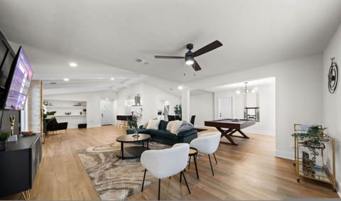 House | 7 bedrooms, desk