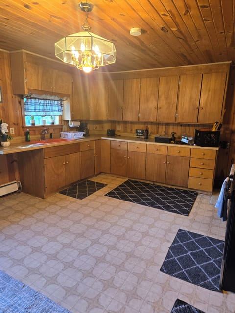 Spacious kitchen, fully equipped with stove top, oven, dishes,cookware etc