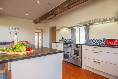 Ground floor: Well-equipped kitchen