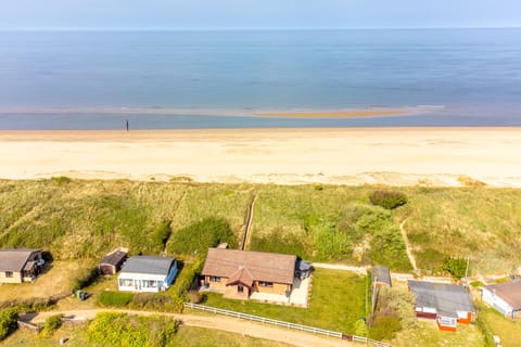 The Den, Eccles-on-Sea: Right next to the beach