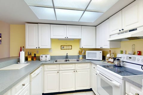 Full Kitchen, Completely Equipped for Any Meal Preparation