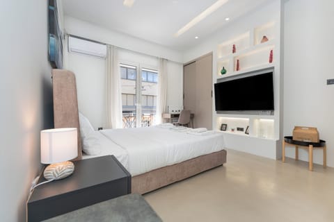 Exclusive Studio, 1 Double Bed, Kitchen | In-room safe, individually decorated, individually furnished, desk