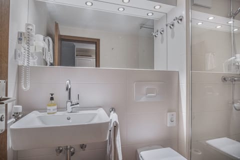 Double Room | Bathroom | Hair dryer, towels, soap, toilet paper