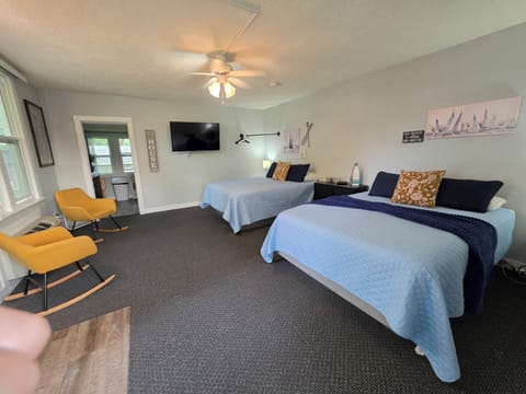 The is an old school 1 bedroom cottage. This is how Arnolds Park was with the cottages. Cute little location right along Hwy 71 in Arnolds Park. Walk to it all.