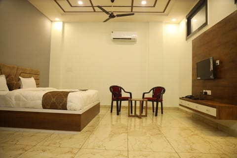 Royal Room | Desk, soundproofing, WiFi (free), bed sheets