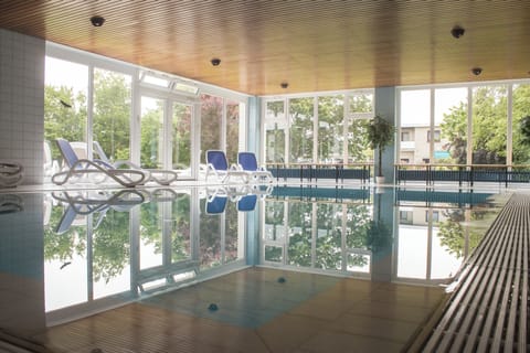 Exercise/lap pool