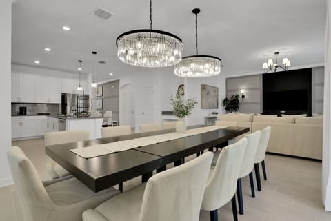 House, 6 Bedrooms | Dining