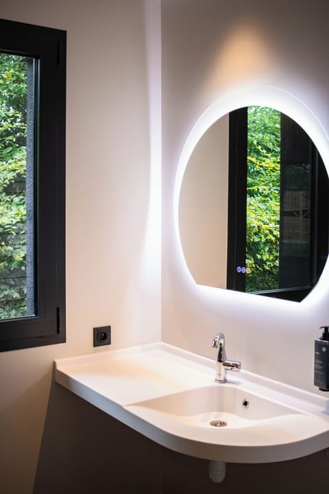 Family Double Room, Park View | Bathroom | Hair dryer