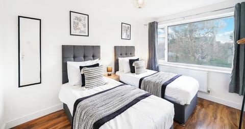 SPACIOUS TWIN BEDROOM
