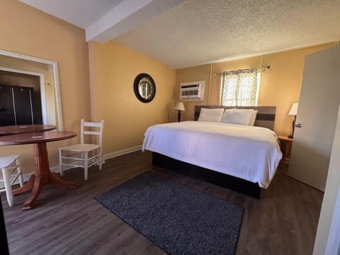 Room, 1 King Bed, Non Smoking | Desk, bed sheets