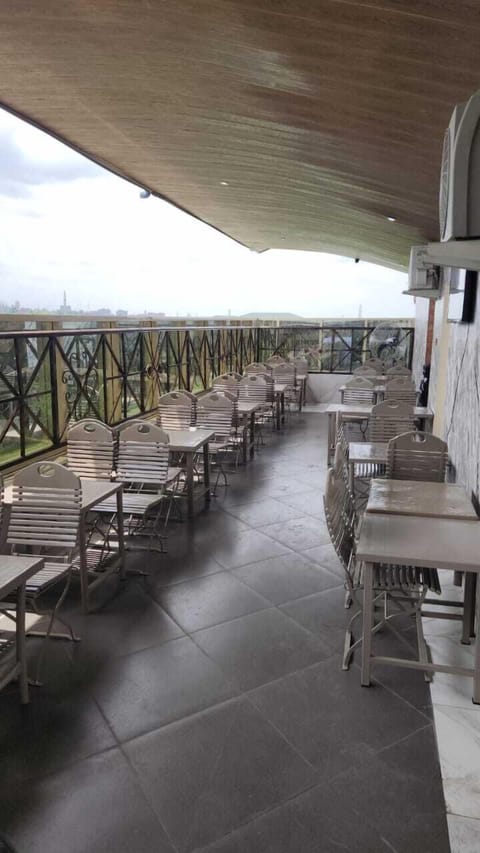 2 bars/lounges