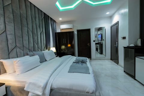 Deluxe Room, City View | In-room safe, desk, laptop workspace, blackout drapes