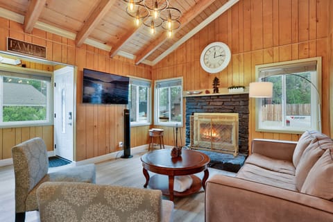 Cabin, Multiple Beds, Patio, Mountain View (2332) | Living area