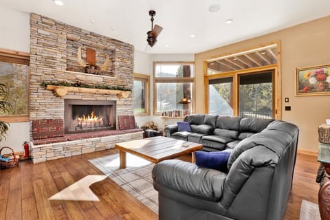 Cabin, Multiple Beds, Hot Tub, Mountain View (2202) | Living area