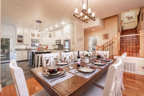 Cabin, Multiple Beds, Hot Tub, Mountain View (1989) | Private kitchen | Coffee/tea maker