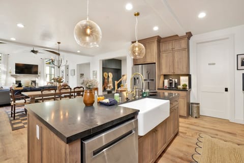 House, Multiple Beds, Patio, Mountain View (2301) | Private kitchen