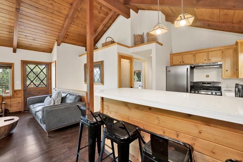 Cabin, Multiple Beds, Hot Tub, Mountain View (1977) | Interior