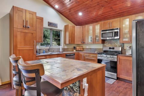 Cabin, Multiple Beds, Hot Tub, Mountain View (2056) | Private kitchen