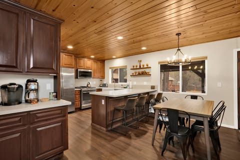 Cabin, Multiple Beds, Hot Tub, Mountain View (1926) | Private kitchen