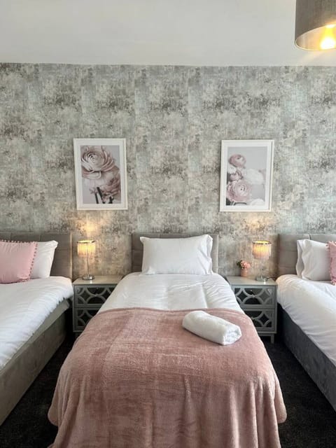 5 bedrooms, iron/ironing board, free WiFi, bed sheets