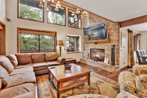 House, Multiple Beds, Hot Tub, Mountain View (1888) | Living area | Fireplace