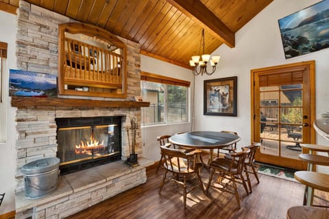 Cabin, Multiple Beds, Hot Tub, Mountain View (1931) | Dining