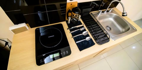 Deluxe Studio Suite | Private kitchen | Fridge, microwave, coffee/tea maker, blender