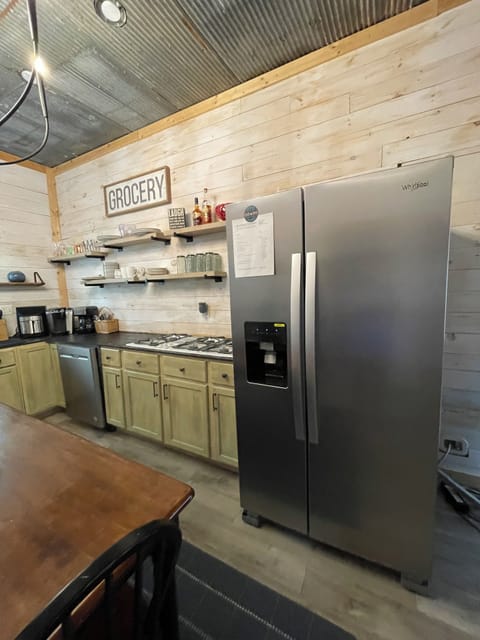 Electric stovetop and oven are functional. Gas stovetop is not functional.