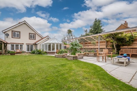 Perrystone Cottage, Burnham Market: Fully enclosed garden with outdoor dining furniture