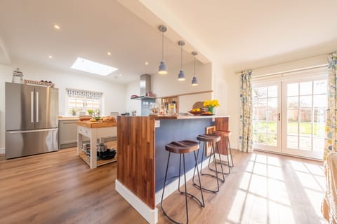 Perrystone Cottage, Burnham Market:  Sociable kitchen with breakfast bar