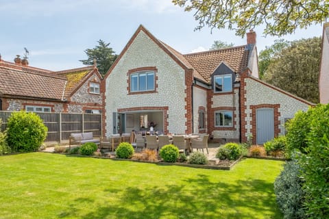 Monterey House, Thornham: A 20 minute walk or 5 minute drive to the coast
