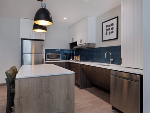 Studio Suite, 1 King Bed, Accessible Bathtub, Kitchen (Mobility Access) | Free WiFi, bed sheets