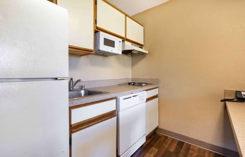 Deluxe Studio, Multiple Beds, Non Smoking | Private kitchen | Fridge, microwave, stovetop, coffee/tea maker