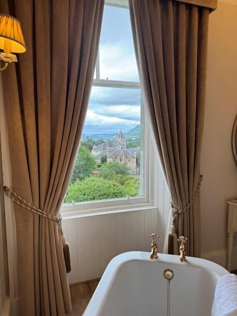 Rose Room | Bathroom | Hair dryer, slippers, towels, soap