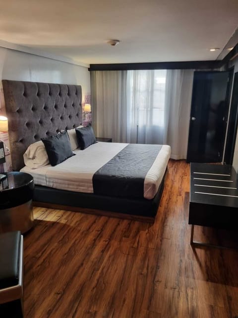 Standard Room, 1 King Bed | Desk, soundproofing, WiFi (free), bed sheets